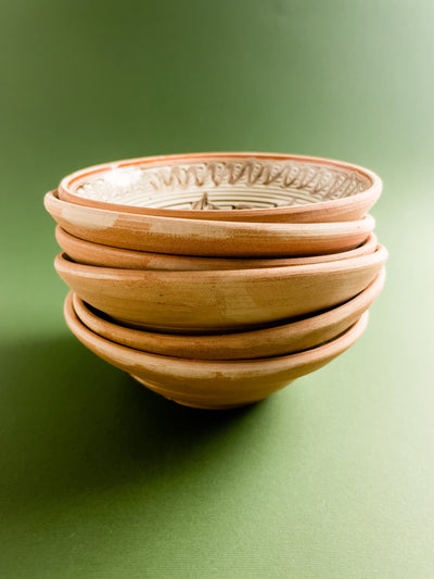 taier-13cm-ceramica-horezu-popa-floare-caramizie-mica-centru-coronita-maro-puncte-maro-2