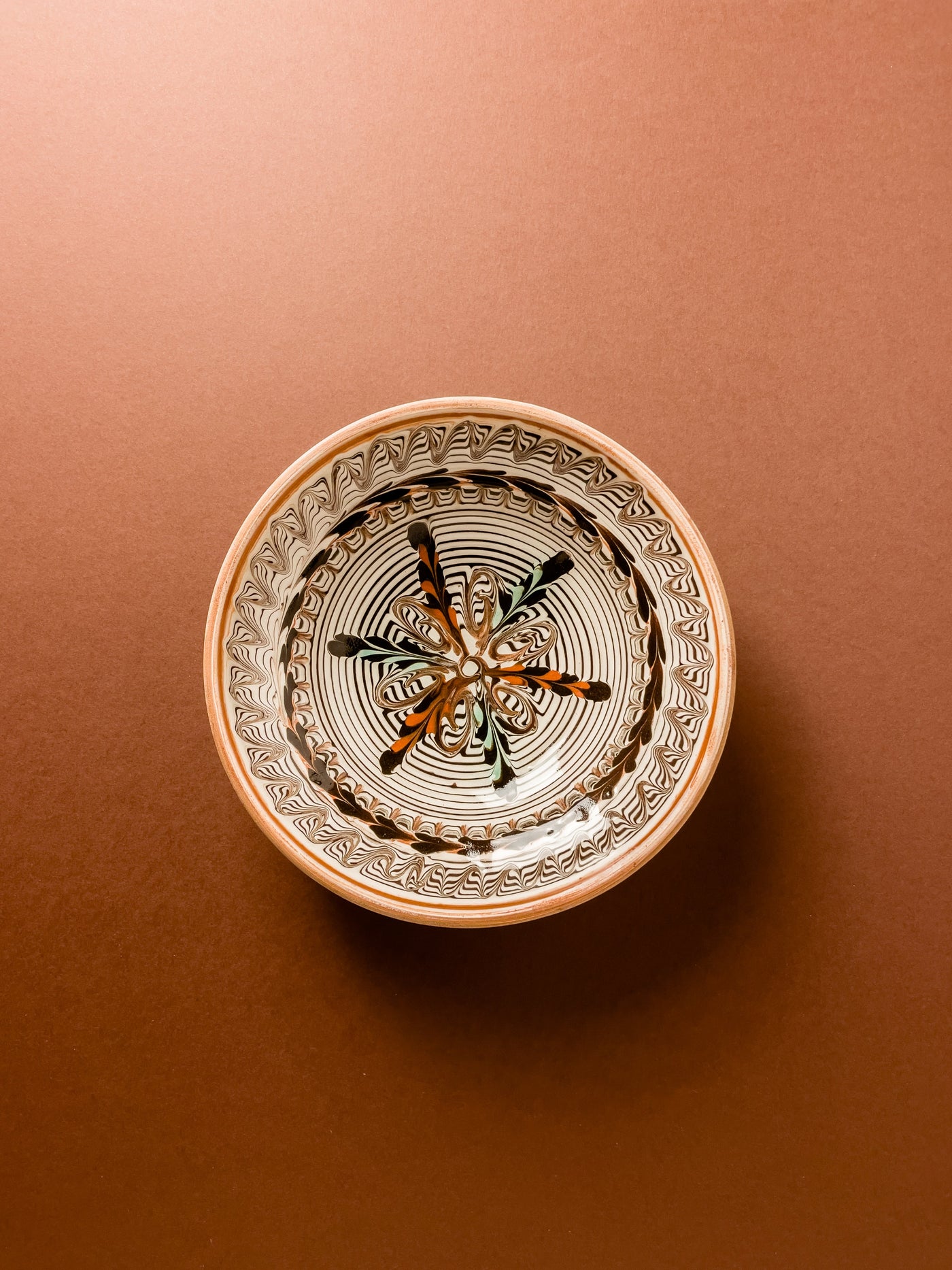 taier-13cm-ceramica-horezu-popa-floare-din-spice-pe-fond-spirala-maro-margine-inimi-1