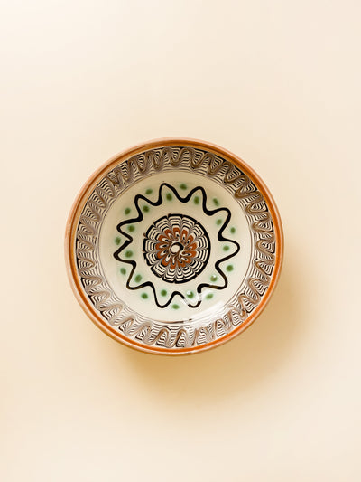 taier-13cm-ceramica-horezu-popa-floare-mijloc-coronita-maro-puncte-verzi-fond-bej-1