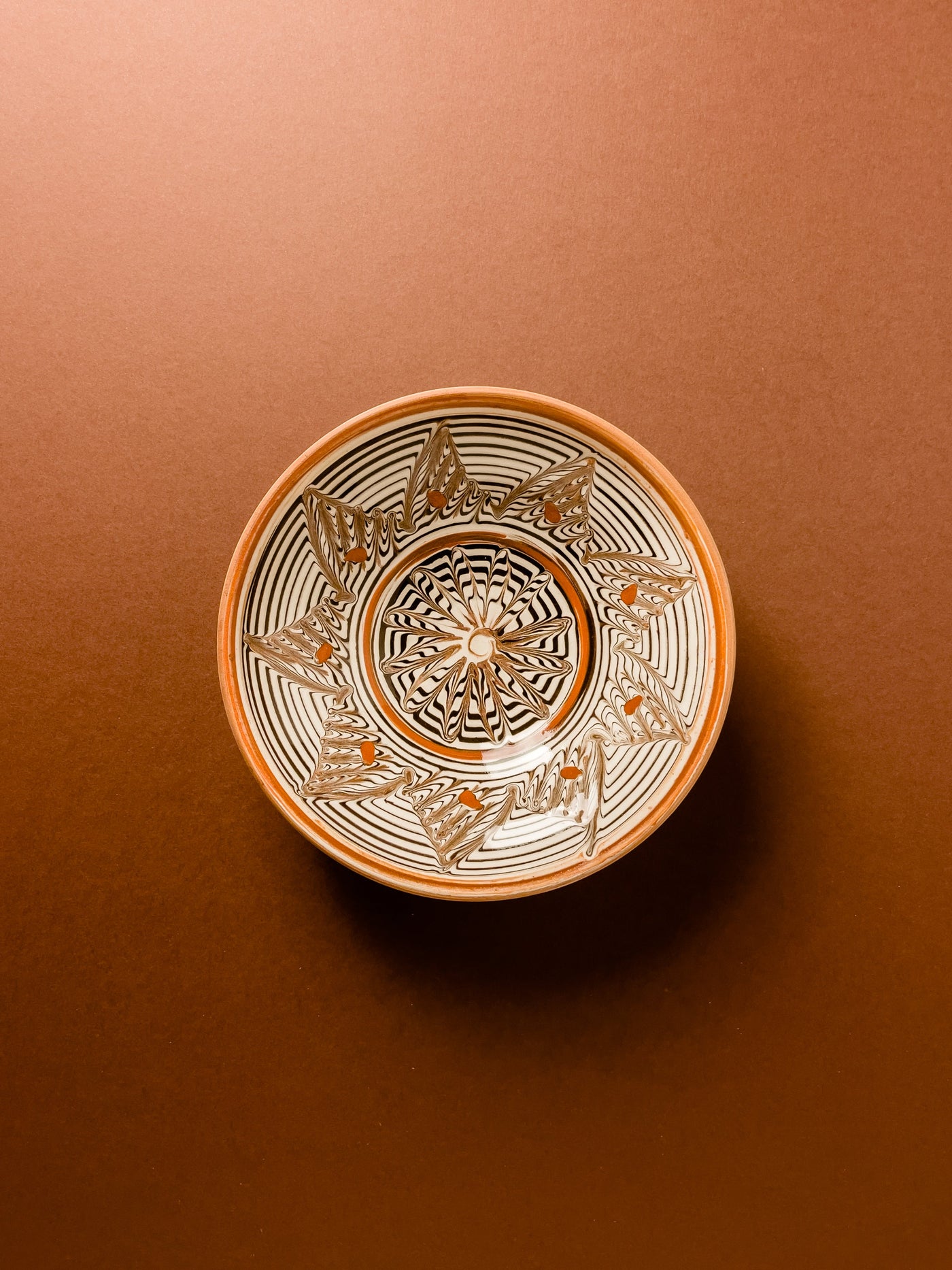 taier-13cm-ceramica-horezu-popa-soare-maro-caramiziu-puncte-caramizii-1