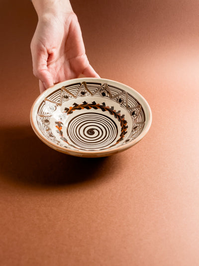 taier-13cm-ceramica-horezu-popa-spirala-inimi-zigzag-puncte-maro-caramiziu-3