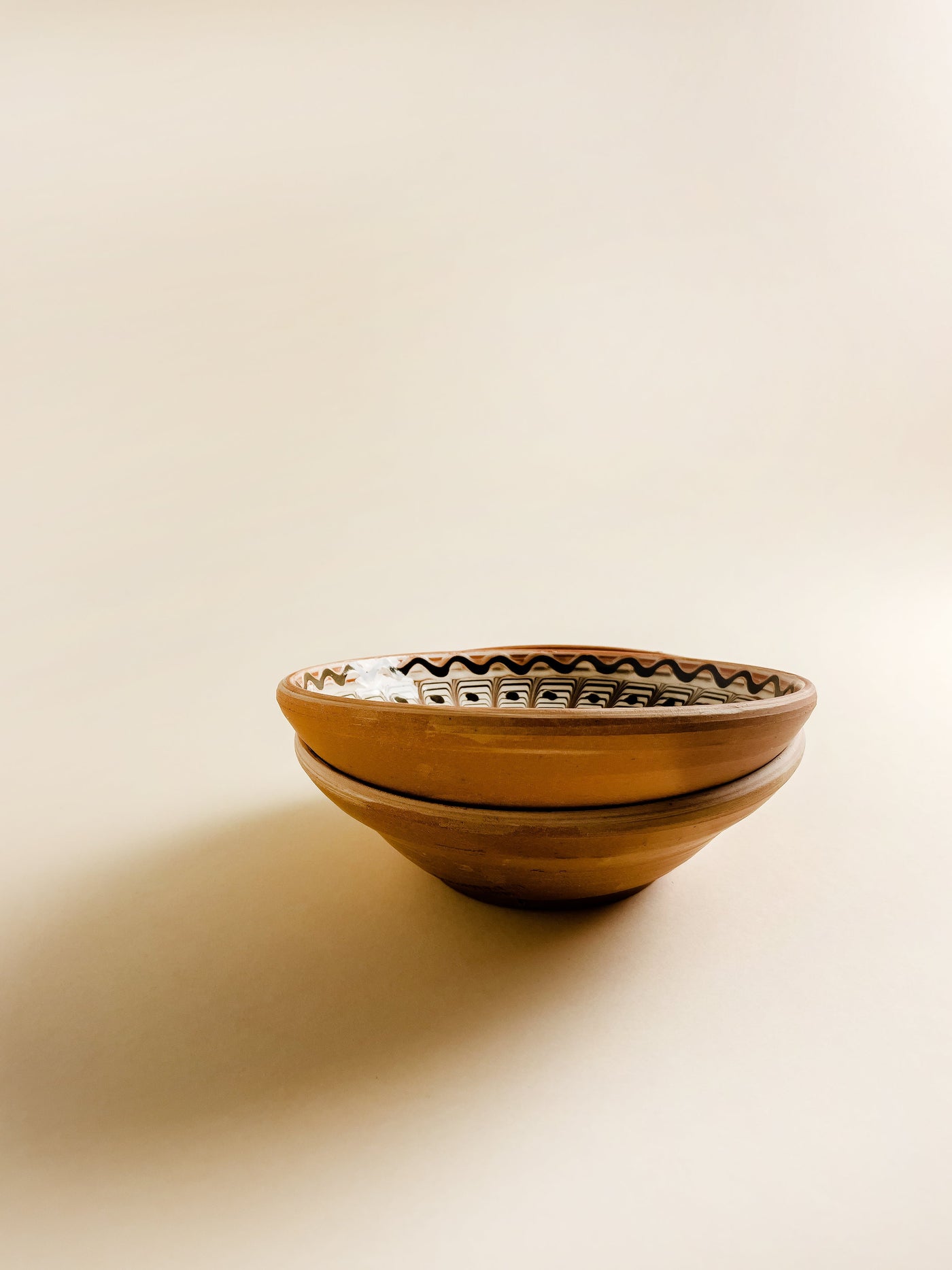 taier-15cm-ceramica-horezu-popa-paun-maro-caramiziu-simplu-margine-coronita-maro-puncte-2