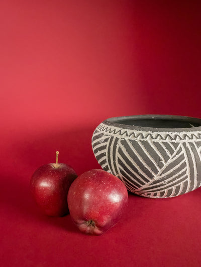 vas-decorativ-ceramica-vadastra-lucrat-manual-ornamente-liniare-gravate-cu-caolin-alb-hasuri-si-linii-mediu-1