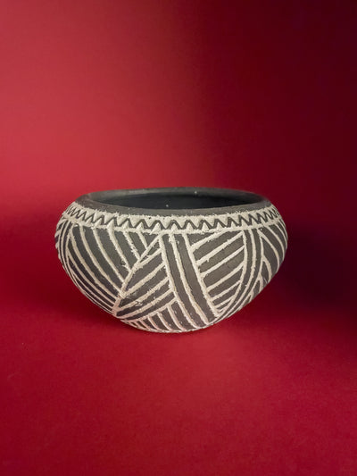 vas-decorativ-ceramica-vadastra-lucrat-manual-ornamente-liniare-gravate-cu-caolin-alb-hasuri-si-linii-mediu-2