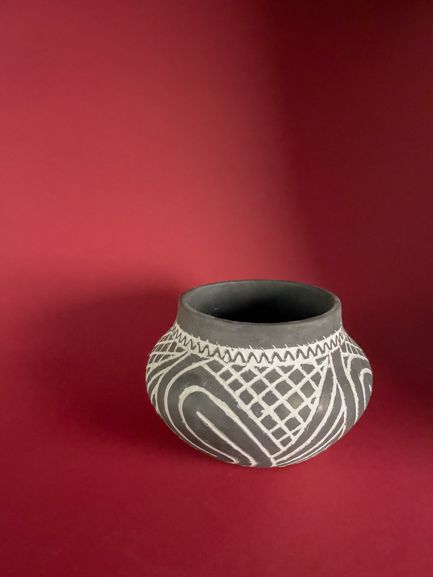 vas-decorativ-ceramica-vadastra-lucrat-manual-ornamente-liniare-gravate-cu-caolin-alb-hasuri-si-spirale-mare-1