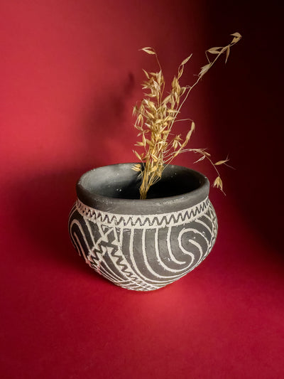vas-decorativ-ceramica-vadastra-lucrat-manual-ornamente-liniare-gravate-cu-caolin-alb-spirale-si-hasuri-mediu-1