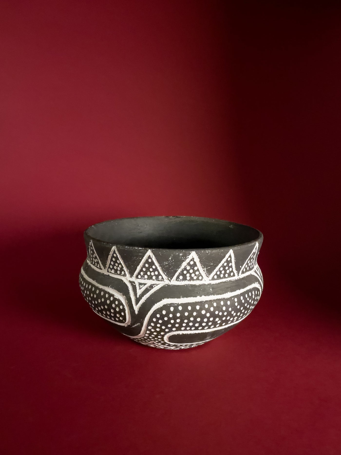 vas-decorativ-ceramica-vadastra-lucrat-manual-ornamente-liniare-gravate-cu-caolin-alb-triunghiuri-si-puncte-mare-1