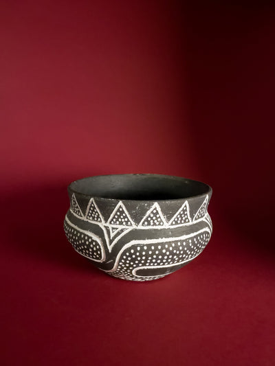 vas-decorativ-ceramica-vadastra-lucrat-manual-ornamente-liniare-gravate-cu-caolin-alb-triunghiuri-si-puncte-mare-1