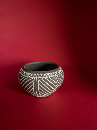 vas-decorativ-ceramica-vadastra-lucrat-manual-ornamente-liniare-gravate-cu-caolin-alb-unghiuri-mic-1