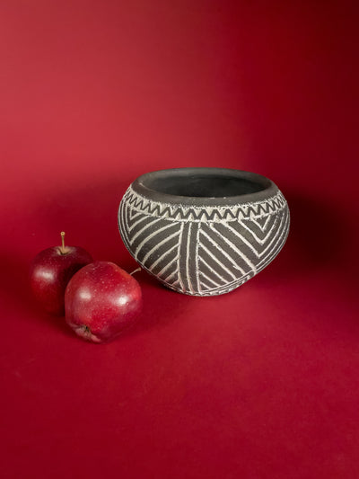 vas-decorativ-ceramica-vadastra-lucrat-manual-ornamente-liniare-gravate-cu-caolin-alb-unghiuri-mic-2