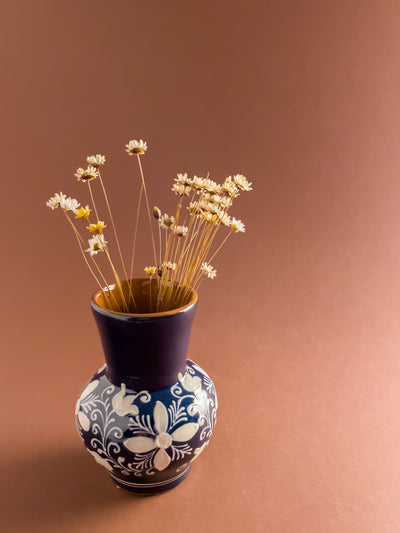 vaza-ceramica-corund-lucrata-manual-motiv-floral-lalele-margarete-albastru-1